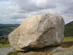 Ein Bild, das das englische Wort stone veranschaulicht.